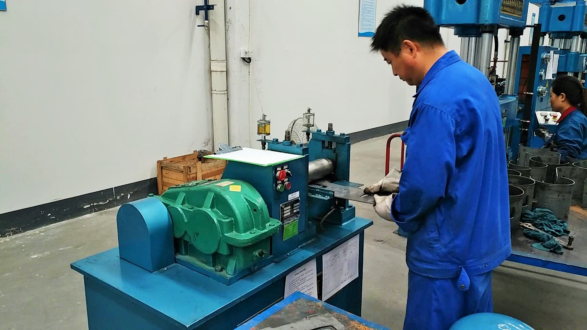 Handle/collar roll round machine for LPG cylinder manufacturing